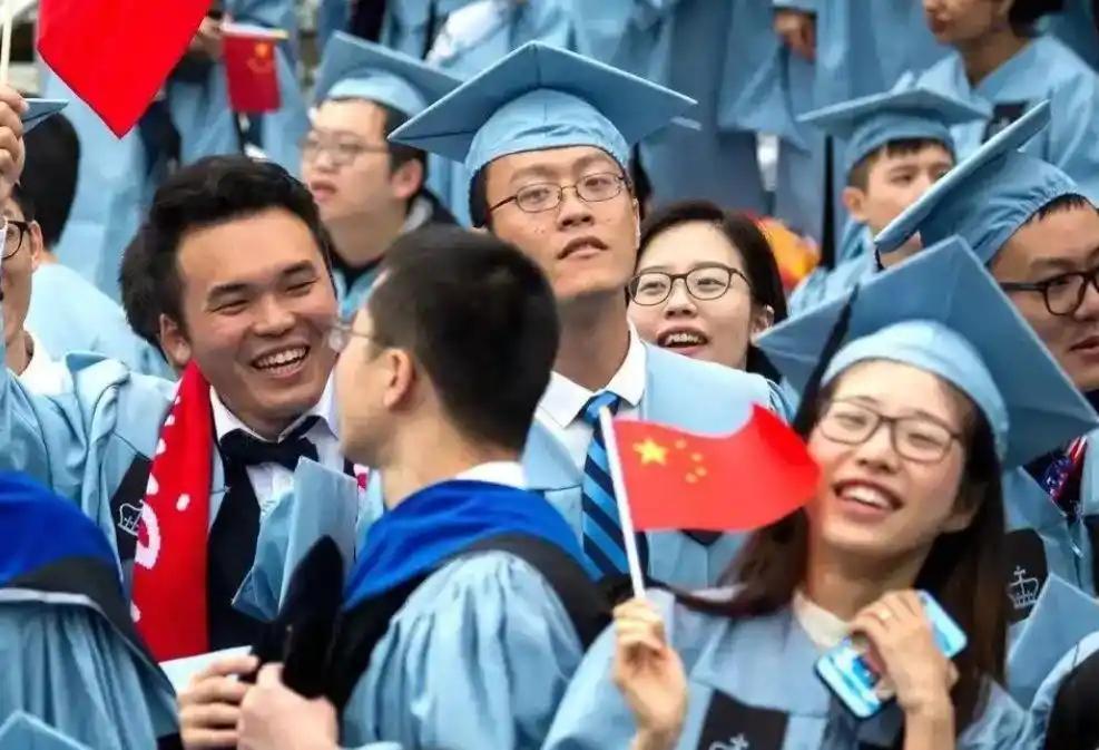 炸锅！中国留学生在美刷爆100万信用卡后逃回国！如今回旋镖来了