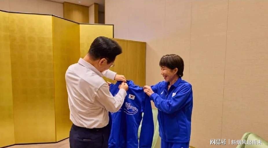 2025世界俱乐部杯-金惠景陪李在明出席晚宴全程冷脸，高市早苗和李在明尽情畅欢颜