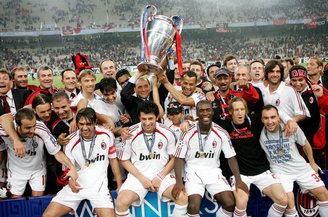 1686563190432083752.jpg 世俱杯-【人物】贝卢斯科尼,为足球涂上红黑