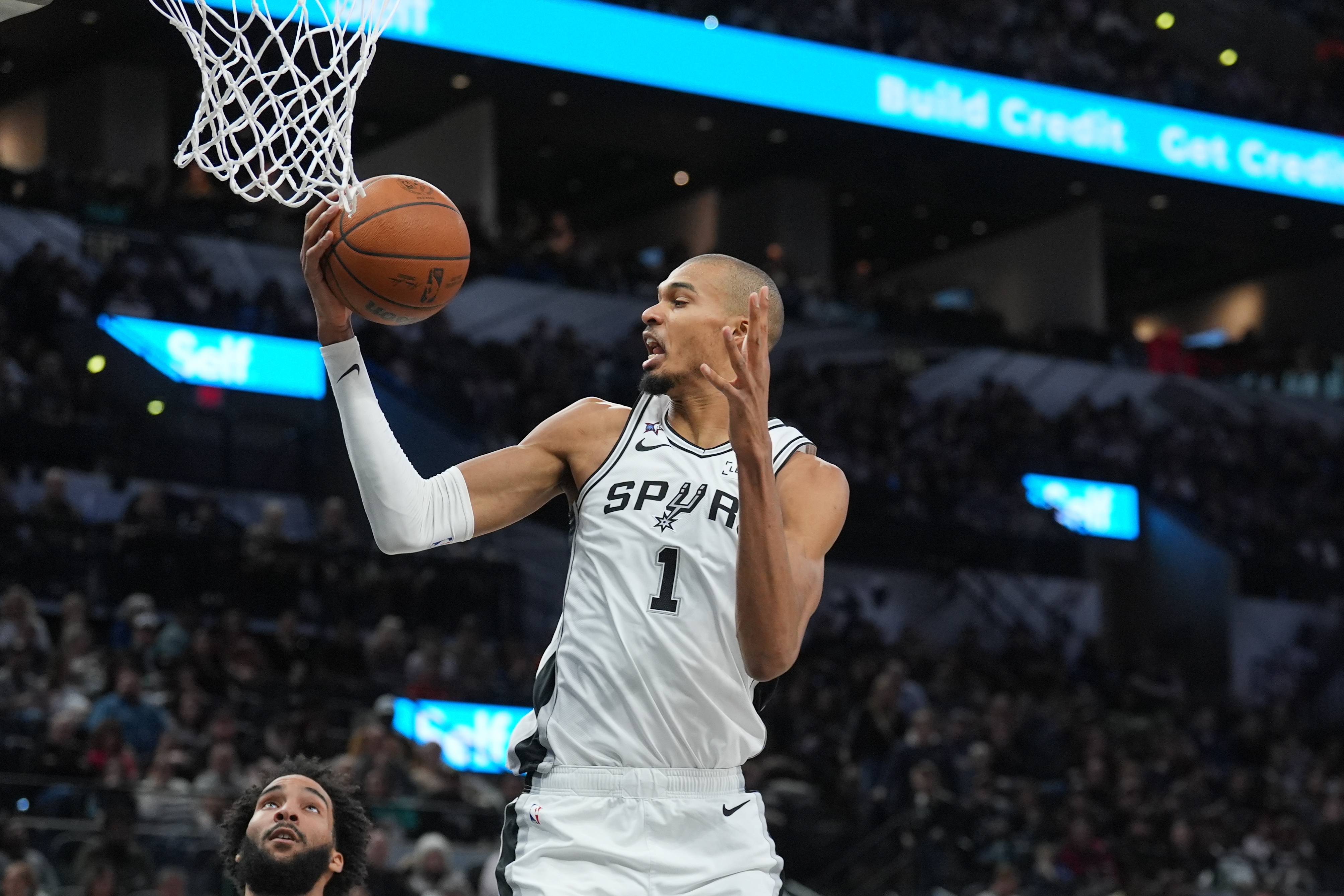 统治级表现！文班亚马上半场16分钟9投7中&amp;三分6中5 轰下20分6板